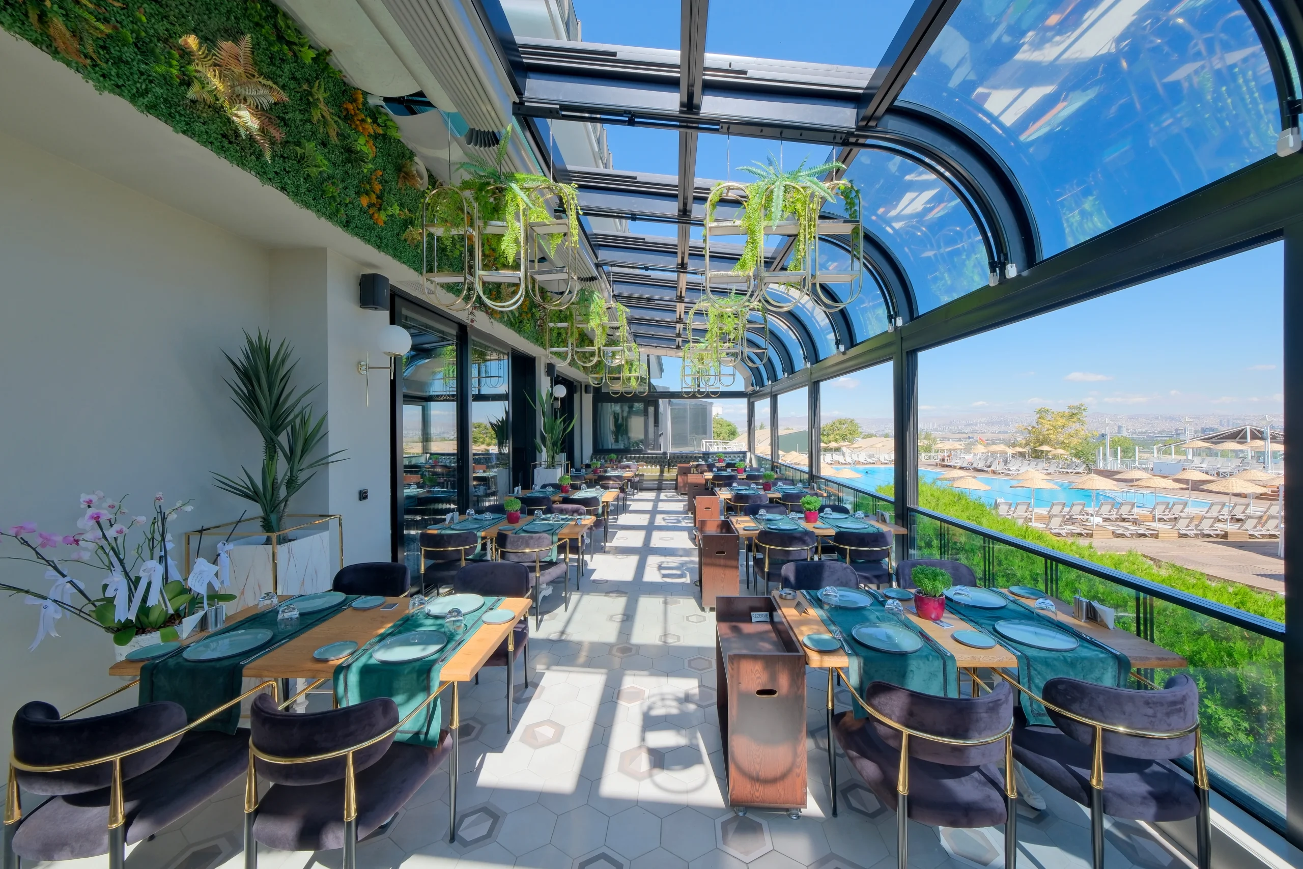 Glass Houses & Retractable Sunrooms: Bringing the Outdoors In with Fabricasto